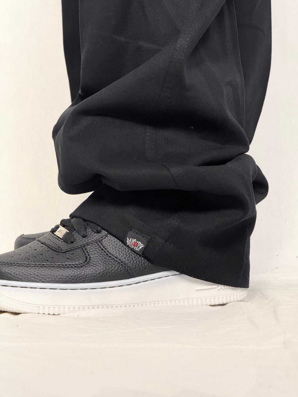 CALÇA CARGO PRETA DE SARJA