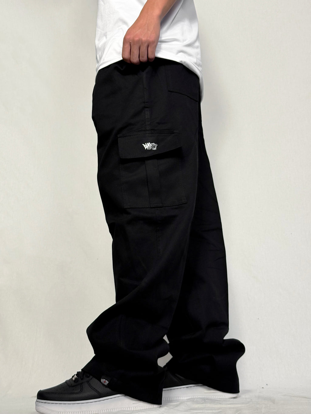CALÇA CARGO PRETA DE SARJA