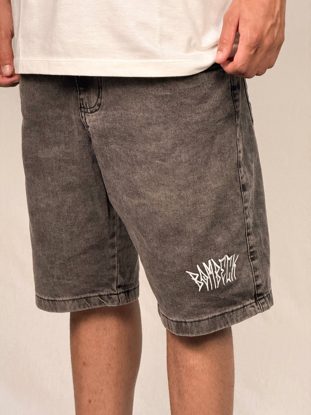 BERMUDA JEANS CINZA BOMBECK – Logo Bordado